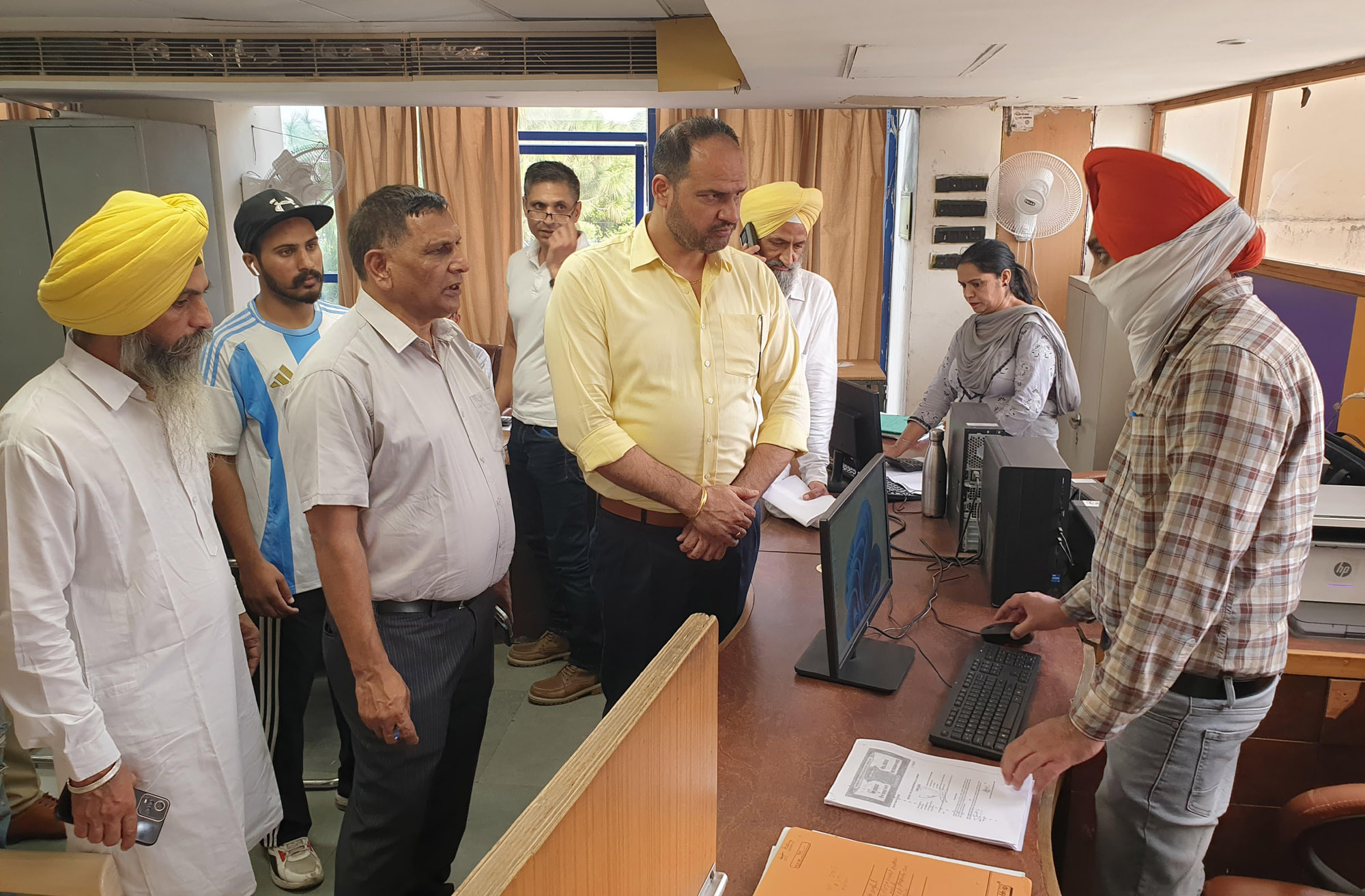 ਪੰਜਾਬ ਰਾਜ ਟ੍ਰੇਡਰਜ਼ ਕਮਿਸ਼ਨ ਦੇ ਮੈਂਬਰ ਵਿਨੀਤ ਵਰਮਾ ਨੇ ਐਮ ਸੀ ਮੁਹਾਲੀ ਦੀ ਪ੍ਰਾਪਰਟੀ ਟੈਕਸ ਬ੍ਰਾਂਚ ਦਾ ਦੌਰਾ ਕੀਤਾ ਤੇ ਲੋਕਾਂ ਨੂੰ ਦਰਪੇਸ਼ ਮਾਮਲਿਆਂ ਨੂੰ ਹੱਲ ਕਰਵਾਇਆ